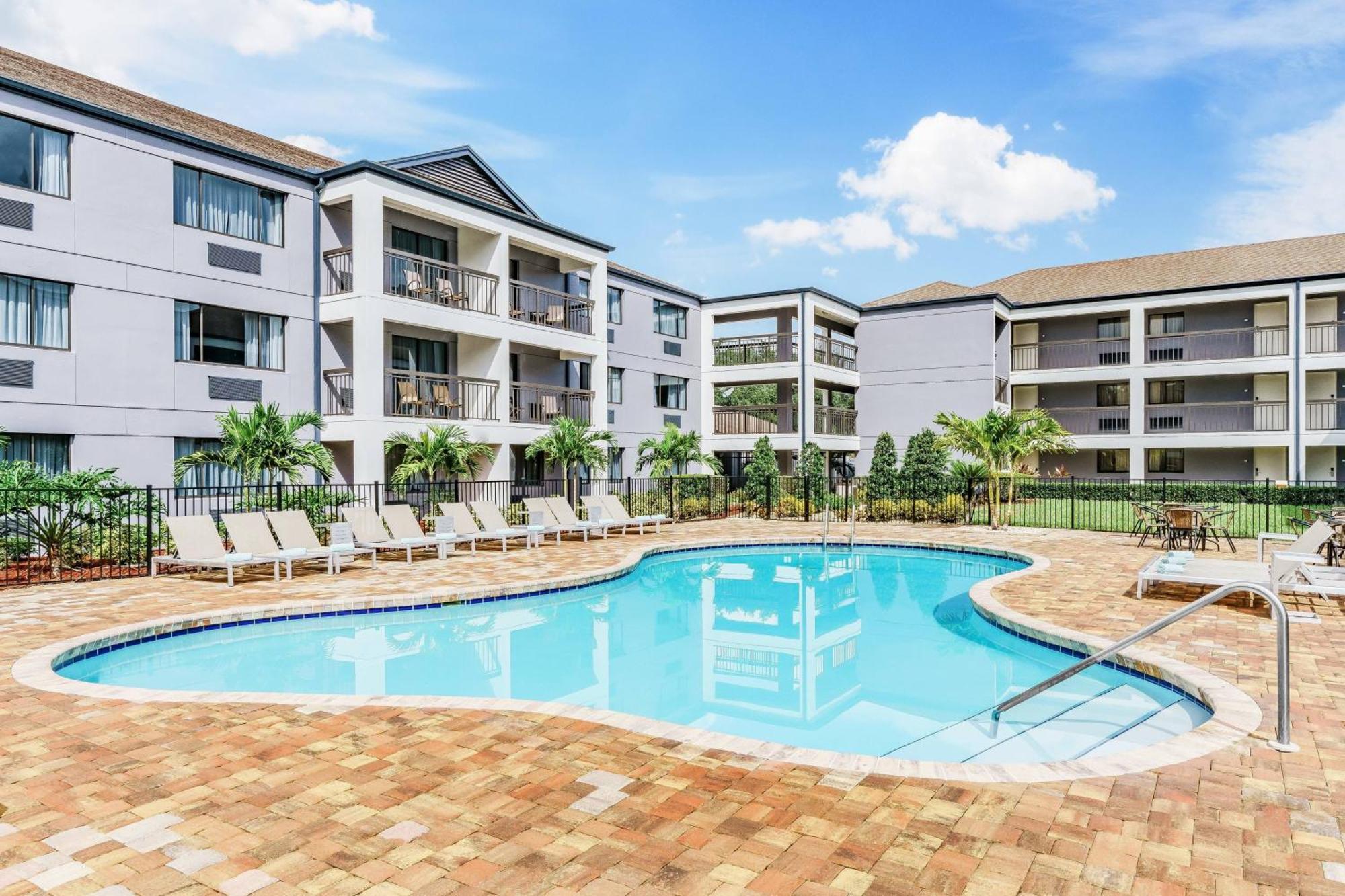 Courtyard By Marriott Orlando Lake Buena Vista At Vista Centre Exterior foto